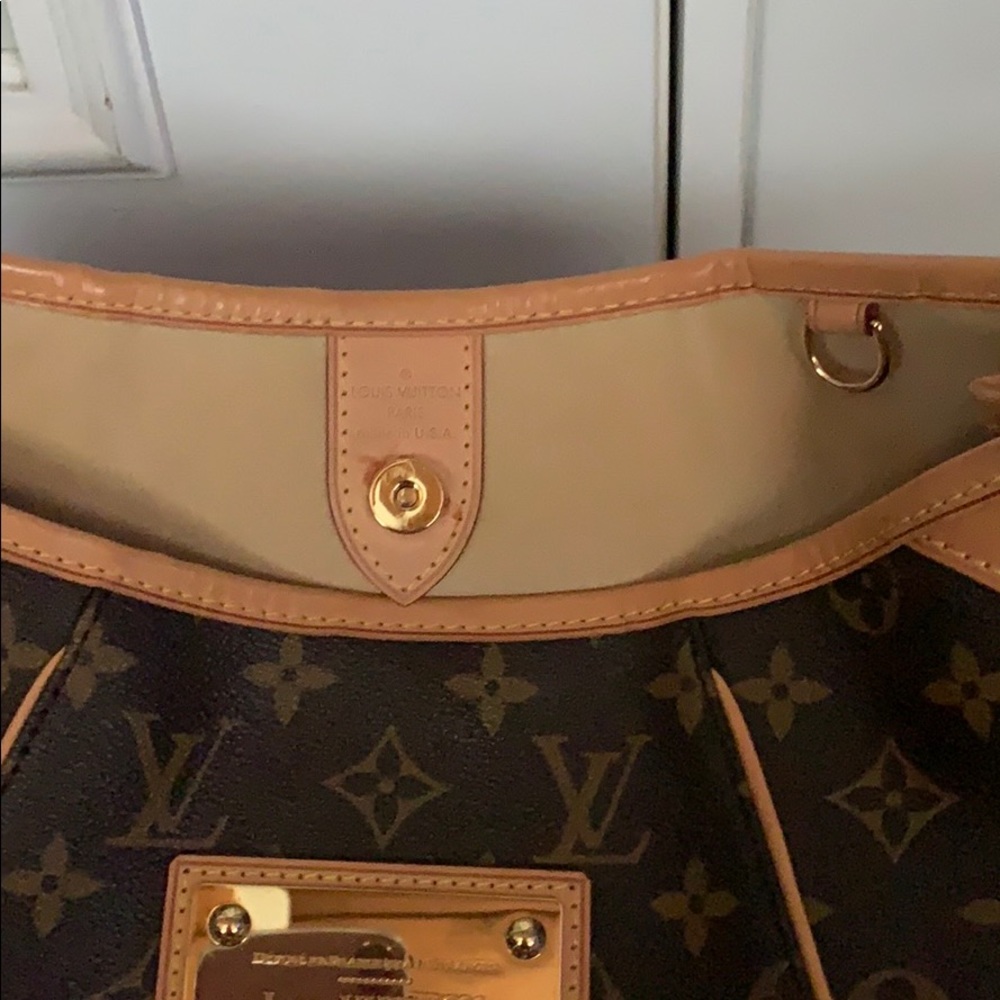 Louis Vuitton - Picture 2 of 10